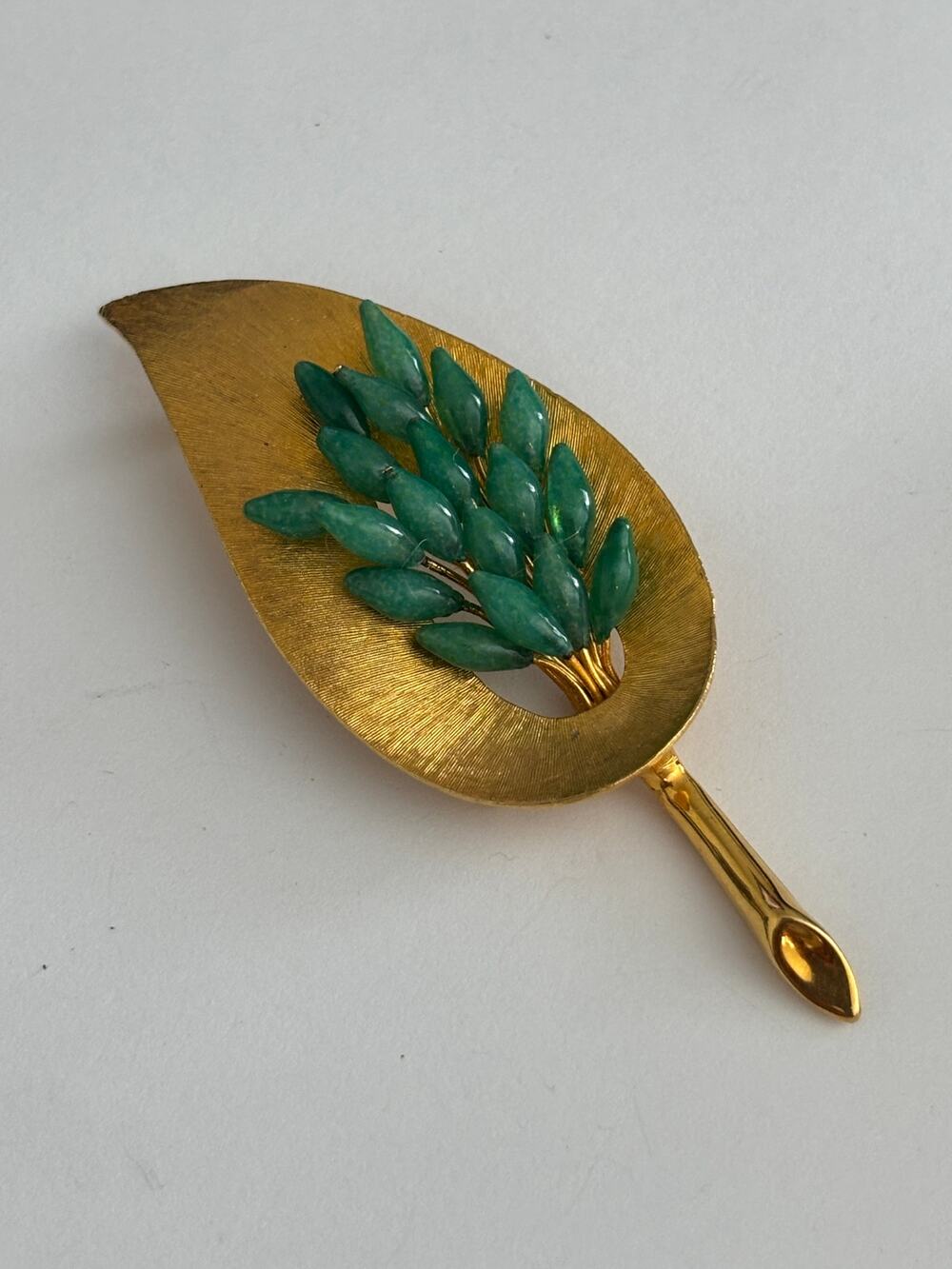 Vintage Gold Tone Leaf Brooch Green Peking Glass Figural